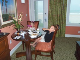 Thu 07 Jun 2012 08:04:42 AM

Breakfast in the hotel room on the morning before going home -- a rainy day.