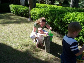 Sun 04 Apr 2010 03:54:48 PM

Gracie hunts Easter eggs at Mema's house.
